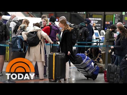 Airlines Prepare For Holiday Travel Surge As Winter Storm Looms